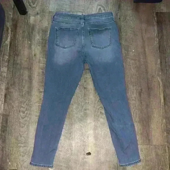 Universal Thread woman’s skinny jeans - Picture 4 of 4